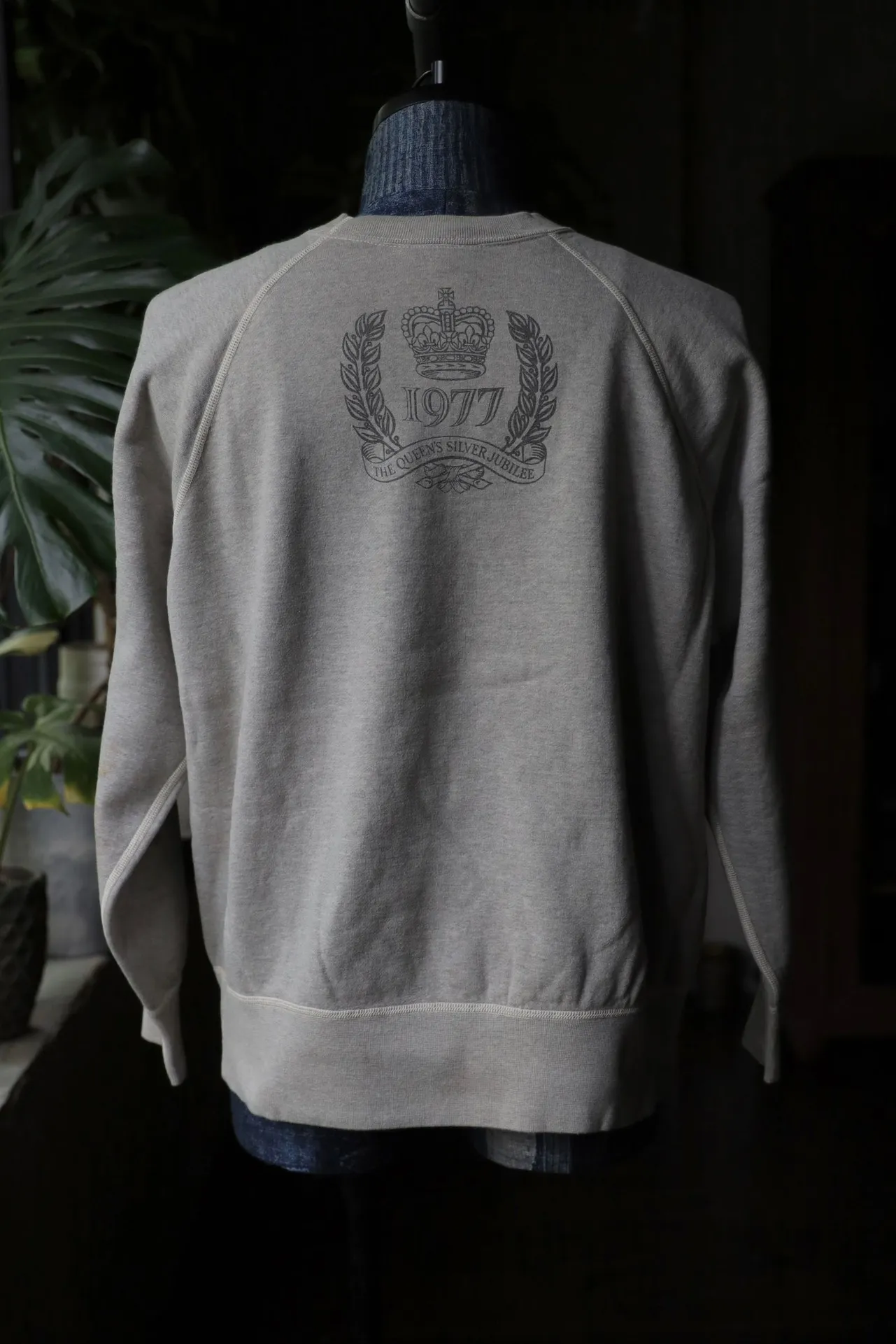SAINT Mxxxxxx x SEX PISTOLS QUEEN SP_CREW SWT/GRAY band co-branded retro sweatshirt Queen's distressed sweatshirt with holes Distressed gray S-XL Retro distressed distressed hole wash treatment Hand-made graffiti treatment Factory four-needle six-thread boneless sewing Correct co-branded collar label/correct fruit label/wash water label/little angel label